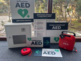 Defibrylator HeartSave AED z szafką i oznakowaniem