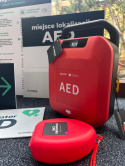 Defibrylator HeartSave AED z szafką i oznakowaniem