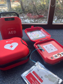 Defibrylator HeartSave AED z szafką i oznakowaniem