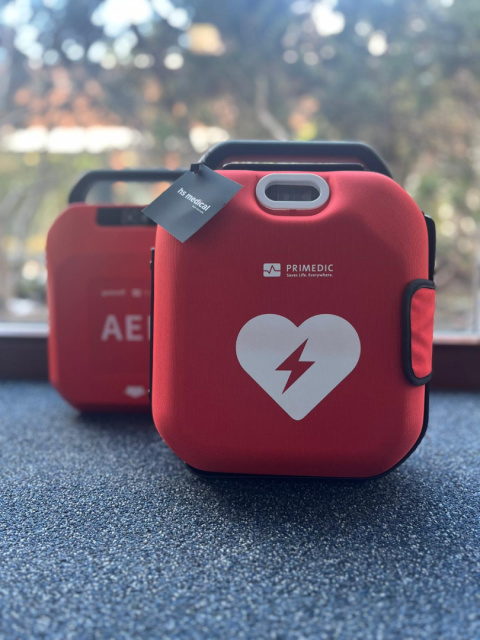 Defibrylator HeartSave AED z szafką i oznakowaniem Defibrylator HeartSave AED z szafką i oznakowaniem